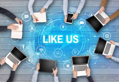 Bir grup insan toplantı yapıyor.