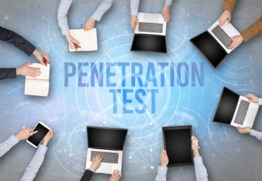 Bir dizüstü bilgisayarın önünde bir grup insan, güvenlik kavramı