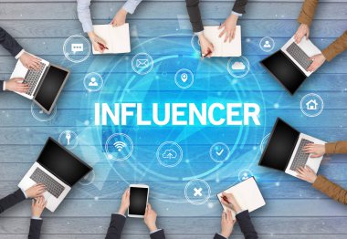 Bir grup insan toplantı yapıyor.