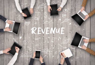 Ofiste çalışan bir grup iş adamı