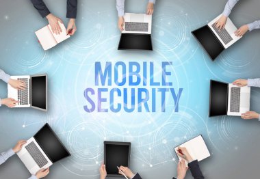 Bir dizüstü bilgisayarın önünde bir grup insan, güvenlik kavramı