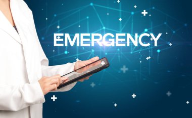 Doktor tıbbi kayıtları dolduruyor.