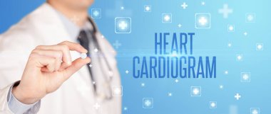 İlaç veren bir doktorun yakın çekimi.