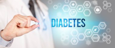 Sana ilaç veren bir doktorun yakın çekimi.