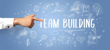 İşletme yazıtlarına işaret eden kırpılmış elin yakın çekimi