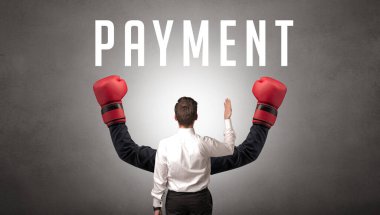 Üzerinde yazı olan bir iş adamının arka görünüşü