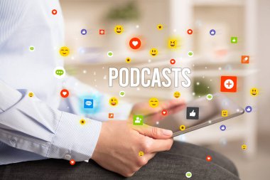 Multimedya konsepti oynayan iş adamı