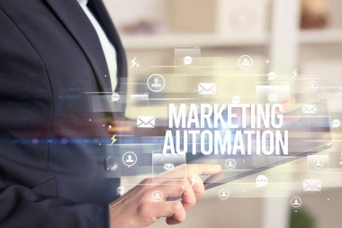 Modern teknoloji konseptini arayan bir tabletin yakın çekimi