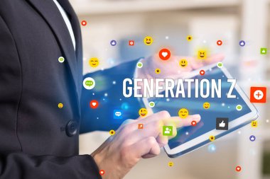 Multimedya konsepti oynayan iş adamı