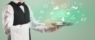 Smokinli yakışıklı garson para ikonlarını tepside tutuyor.