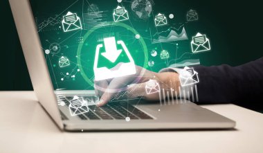 Dizüstü bilgisayarda çalışan iş adamı, başarılı iş konsepti