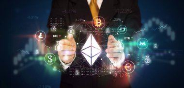 Para birimi sembolleri taşıyan bir işadamı