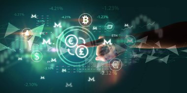 İş adamı multimedya dokunmatik ekranında para birimi simgesini elle itiyor