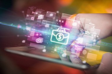 Tablet, para birimi kavramı kullanan bir elin yakın plan görüntüsü