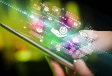Tablet, para birimi kavramı kullanan bir elin yakın plan görüntüsü