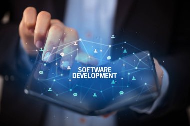 Katlanabilir akıllı telefonu olan bir iş adamı, yeni teknoloji konsepti