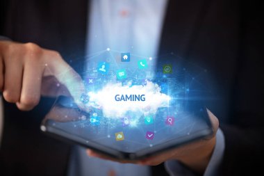 İş adamı katlanabilir bir akıllı telefon tutuyor, teknoloji konsepti