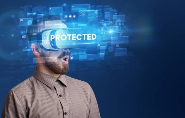 Sanal Gerçeklik gözlükleriyle bakan iş adamı