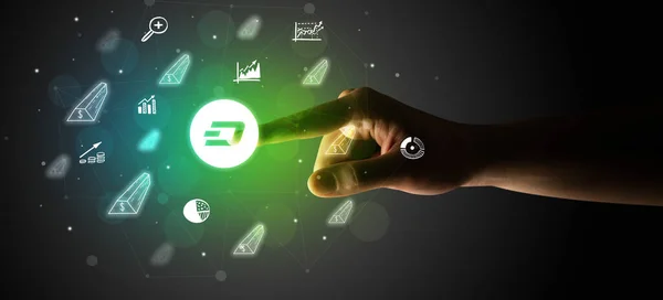 Палець бізнесмена торкається екранного мультимедійного інтерфейсу з іконками валюти — стокове фото