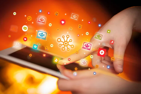 Zbliżenie ręki za pomocą tabletu z ikonami mediów społecznościowych — Zdjęcie stockowe