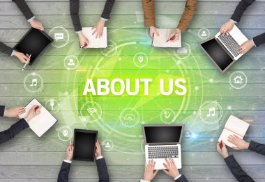 Bir grup insan toplantı yapıyor.