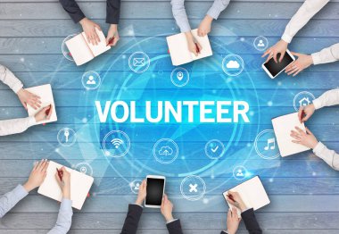 Bir grup insan toplantı yapıyor.