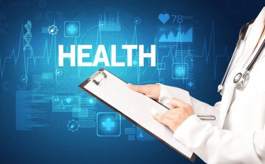 Genç doktor notlar yazıyor.