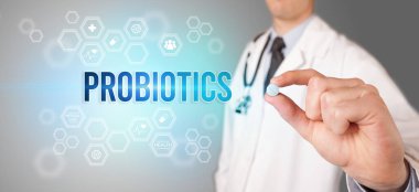 Sana ilaç veren bir doktorun yakın çekimi.