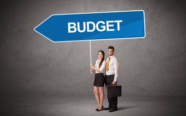 Gündelik trafik levhasındaki genç iş adamı.