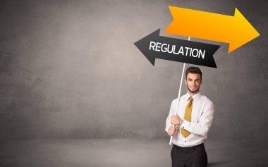 Gündelik trafik levhasındaki genç iş adamı.