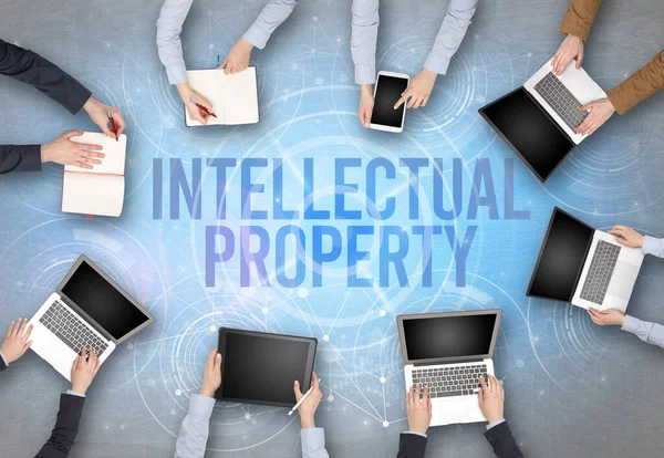 Bir dizüstü bilgisayarın önünde bir grup insan, güvenlik kavramı