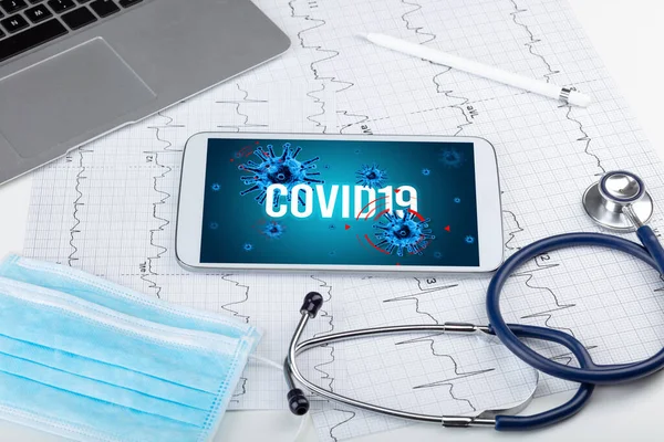 Tablet pc e ferramentas de médico na superfície branca — Fotografia de Stock