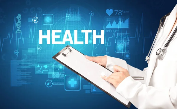 Genç doktor notlar yazıyor.