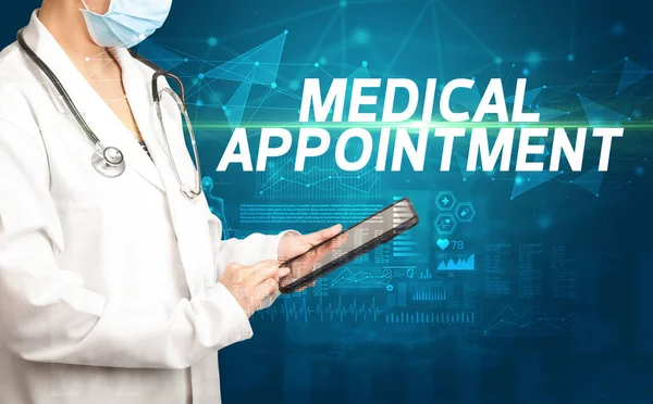 Doktor panoya notlar yazıyor, tıbbi teşhis konsepti.