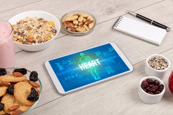 Tablet PC con frutas, concepto médico — Foto de Stock