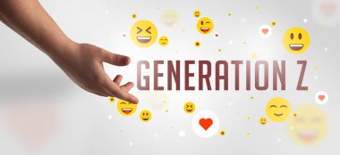 Sosyal medya kavramına işaret eden kırpılmış ellerin yakın çekimi