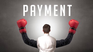 Üzerinde yazı olan bir iş adamının arka görünüşü