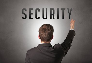 Üzerinde yazı olan bir iş adamının arka görünüşü