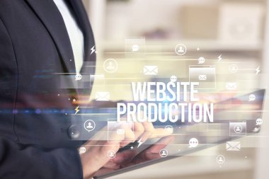 Modern teknoloji konseptini arayan bir tabletin yakın çekimi