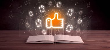 Yukarıda sosyal ağ simgeleri olan kitabı aç