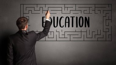 İş adamı labirent çiziyor