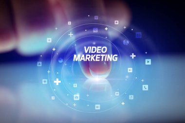 Sosyal medya simgeleri kavramlı parmak dokunuşu tableti