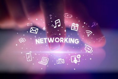 Sosyal medya simgeleri kavramlı parmak dokunuşu tableti