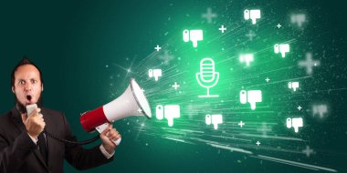 Megafon ve sosyal ağ ikonuna sahip genç kişi