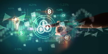 İş adamı multimedya dokunmatik ekranında para birimi simgesini elle itiyor