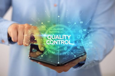 İş adamı katlanabilir bir akıllı telefon tutuyor, yeni iş konsepti