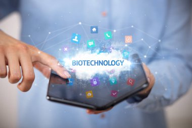 İş adamı katlanabilir bir akıllı telefon tutuyor, teknoloji konsepti