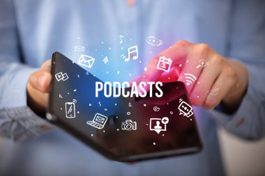 Katlanabilir akıllı telefonu olan bir iş adamı, sosyal medya kavramı