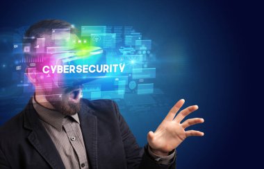 Sanal Gerçeklik gözlükleriyle bakan iş adamı