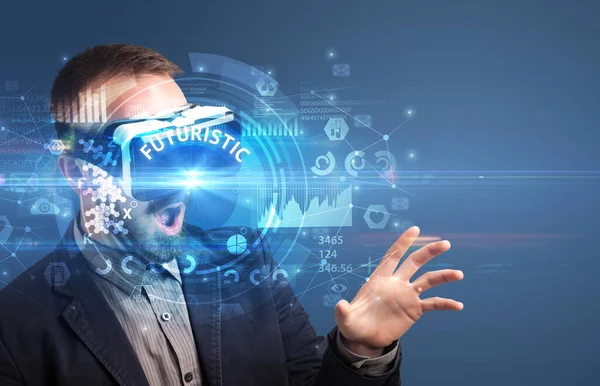 Affärsman som tittar igenom VR-glasögon — Stockfoto